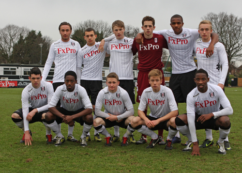 Am Neujahrstag war die nächste Mannschaftsmeldung da: Der Fulham FC reist mit seinem gesamten Mannnschaftskader am kommenden Mittwoch in die Universitätsstadt. Grund ist das Viertrundenspiel im FA Youth Cup am 16.Januar 2013 beim FC Arsenal Lonson.
"Wir 